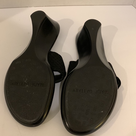 Italian Shoe Maker Thong Black Sandals With Rhinestone Accents Size 6.5. - Picture 2 of 7